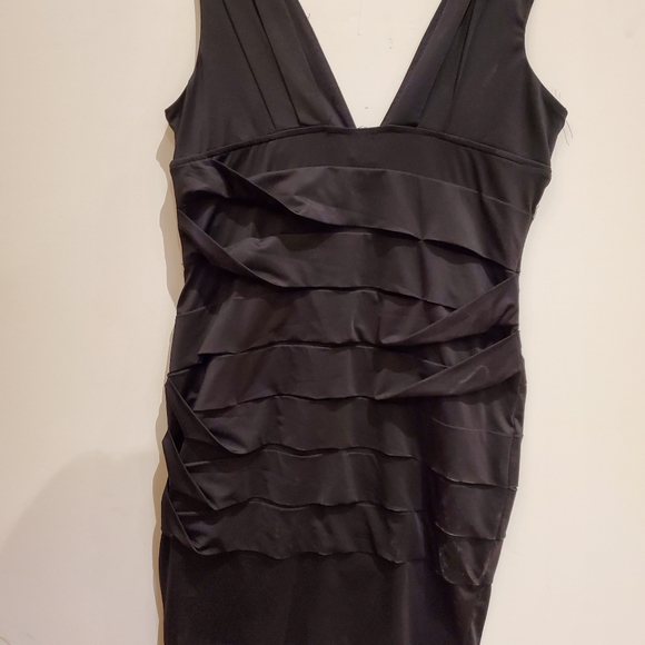 Deep v rushed dress - Picture 4 of 4